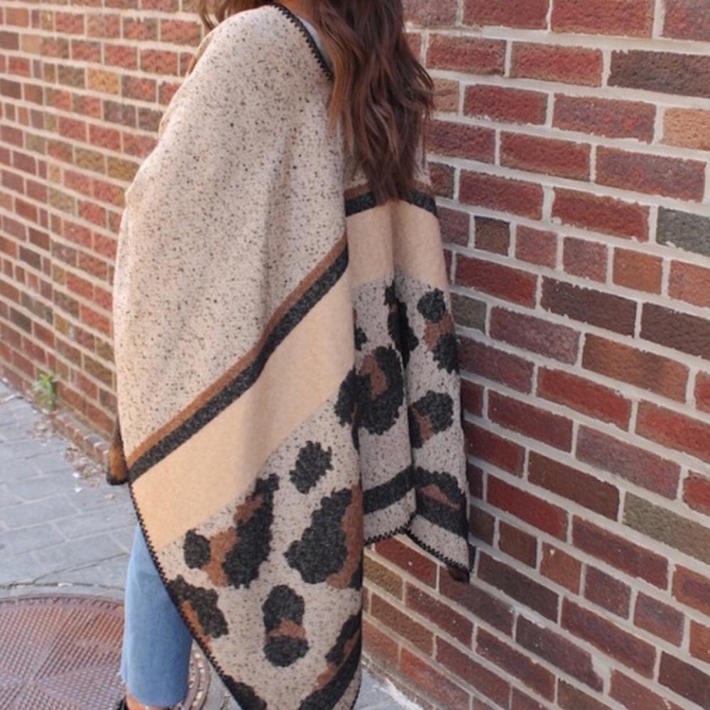 🎉HP! 🎉 leopard print • OS • poncho/cape/wrap - Picture 4 of 4